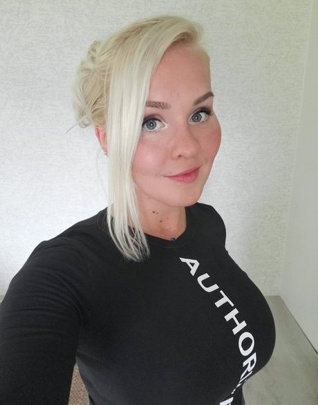 Emilia Linden star du porno nue images