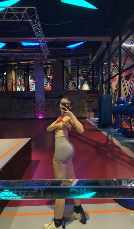 Nisa Kavak modèle xxx image