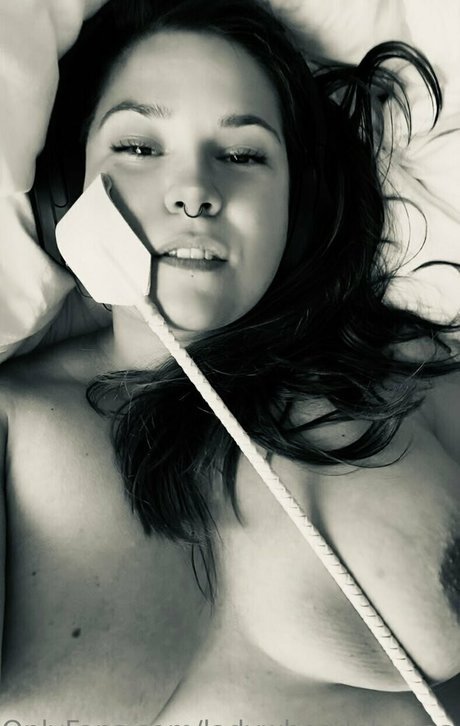 ladywheadphones étoile nue image