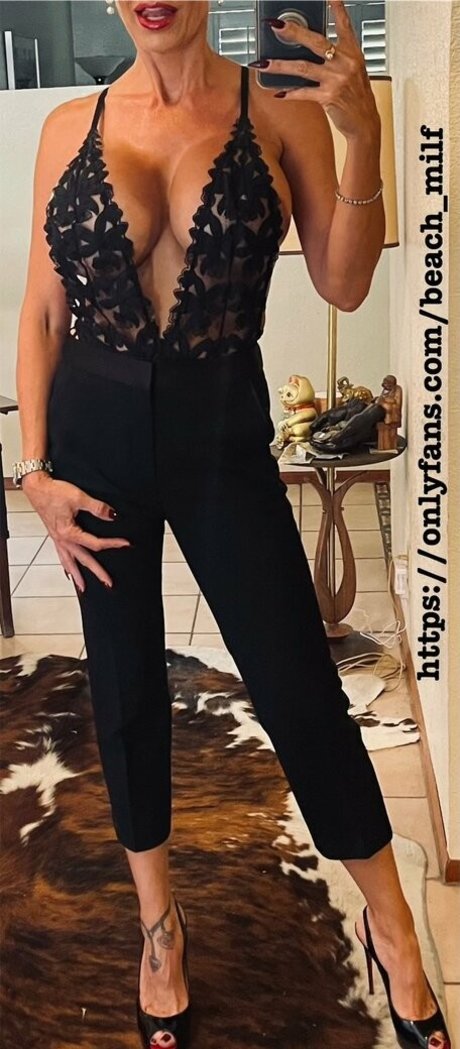 The Beach Bunny MILF joli modèle image