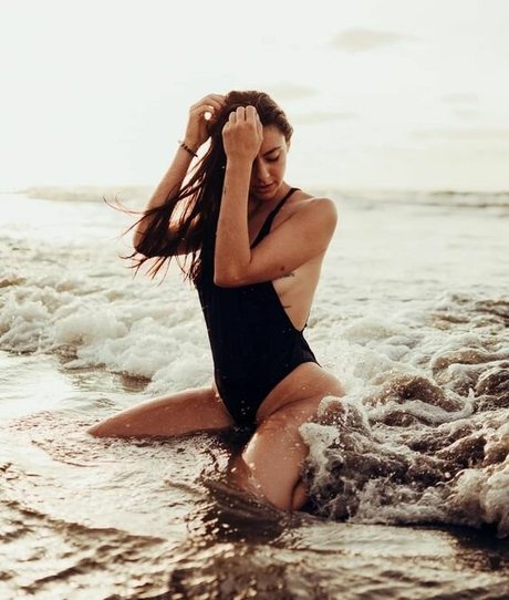 Manuela Velez modèle chaud images