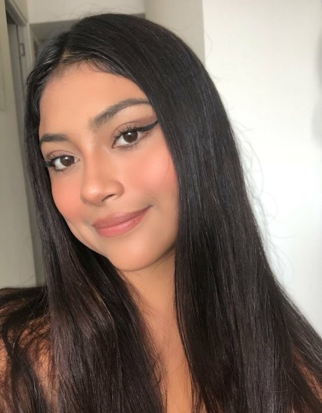 fille courbée dà côté onlyfans haute définition érotique galerie