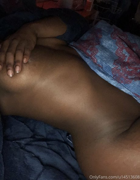 goddessdevyn modèle nu photo