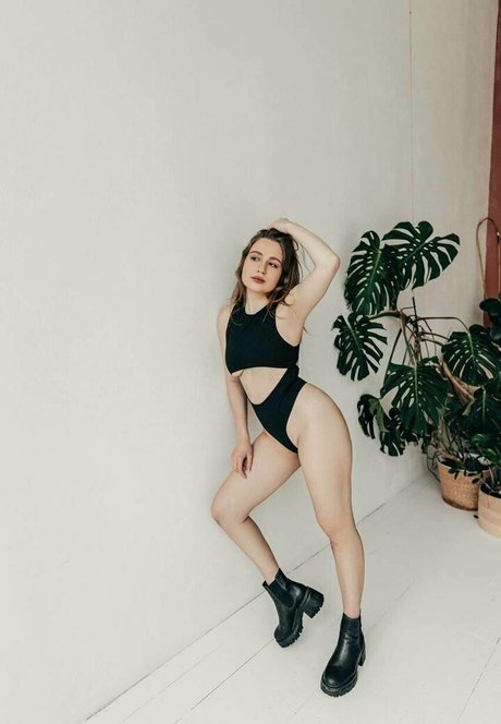 annacherry1 étoile chaude img