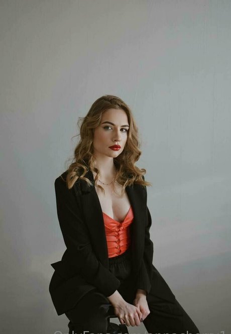 annacherry1 jolie star du porno img