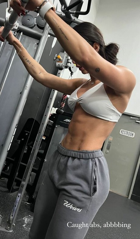 Hyllary Oliveira modèle magnifique des photos