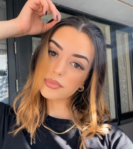 NoraExplorer star du porno chaud photo