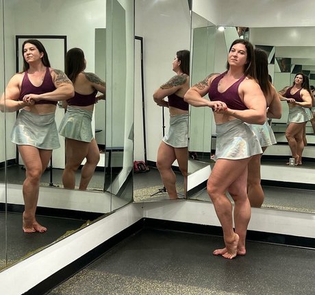 Eva The Supergirl modèle sympa des photos