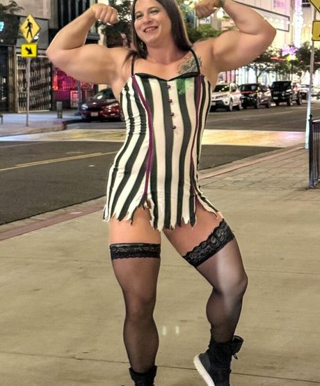 Eva The Supergirl top star des photos