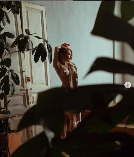 rousse aux gros seins onlyfans plutôt sexy images