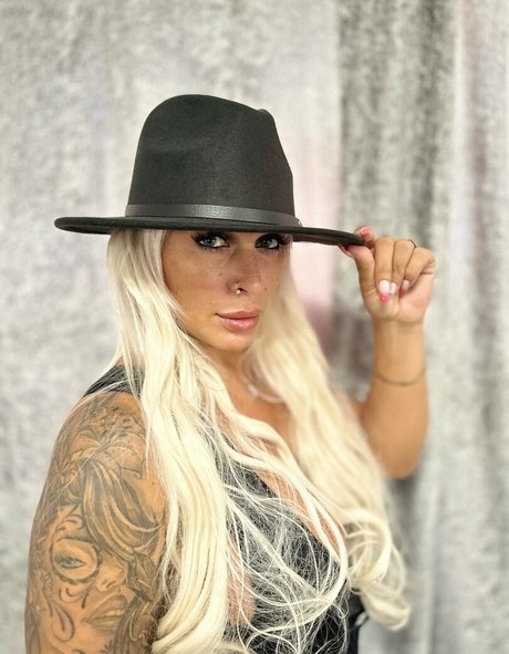 brithotwife modèles nus img