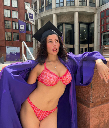 Isabella Carr actrice érotique images