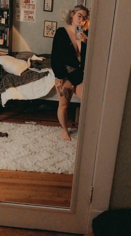 tatouages ​​blonds onlyfans assez gratuit image