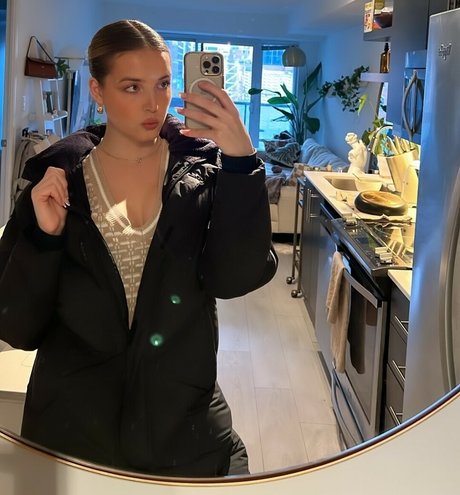 Maya V Henry modèle adulte photo