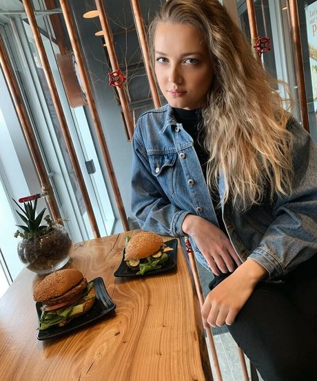 Maya V Henry nus étoiles des photos