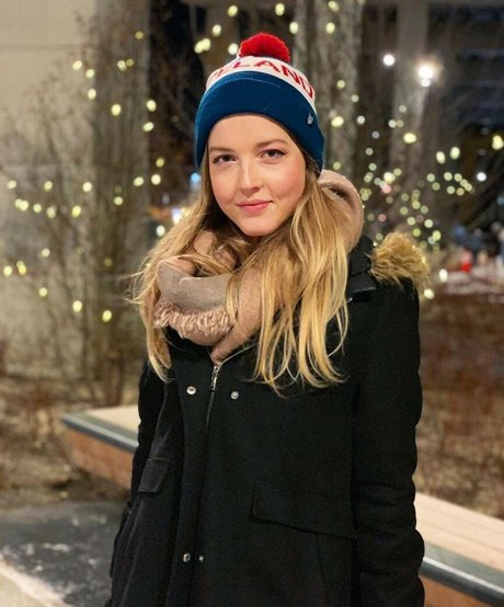 Maya V Henry belle star du porno archive