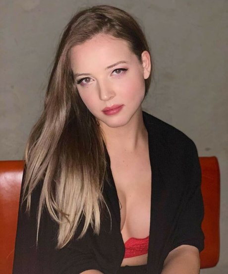 Maya V Henry star du porno chaud photo