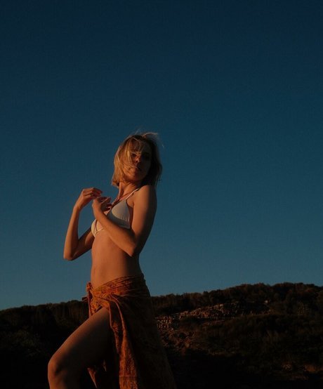 fille courbée dà côté onlyfans adulte exclusif galerie