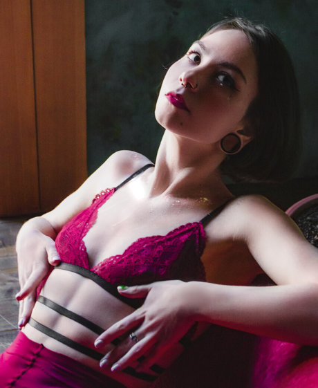 fille courbée dà côté onlyfans beaux nus des photos