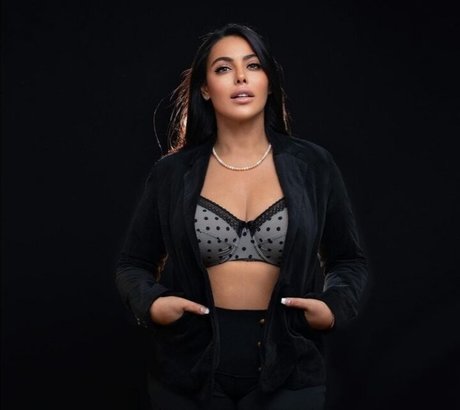 Miss Amal star du porno érotique images