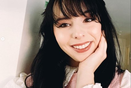 fille courbée dà côté onlyfans top sympa des photos