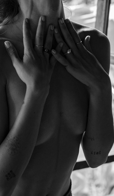 infirmière brune onlyfans top sympa img