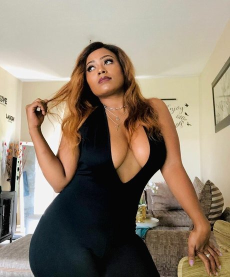 Bella Batista jolie étoile photo