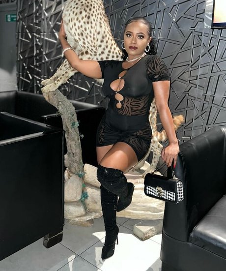 Bella Batista modèle nu des photos