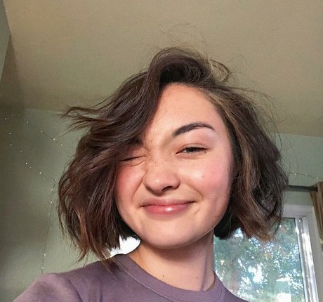 Mxmtoon actrice chaude photos