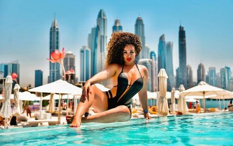 Curly quennn modèle hd img