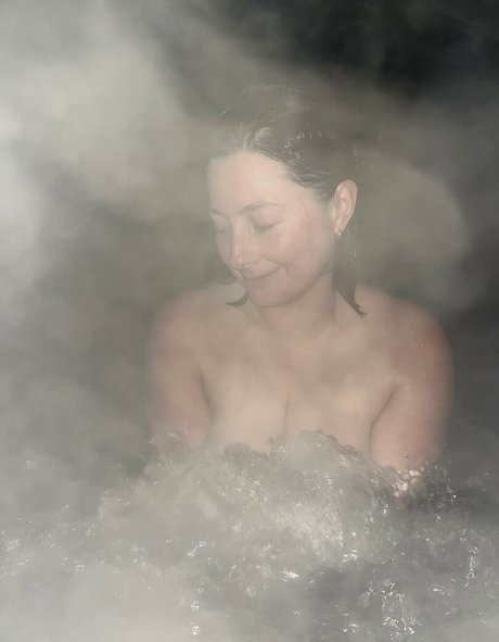 slice of salami_ actrice chaude image