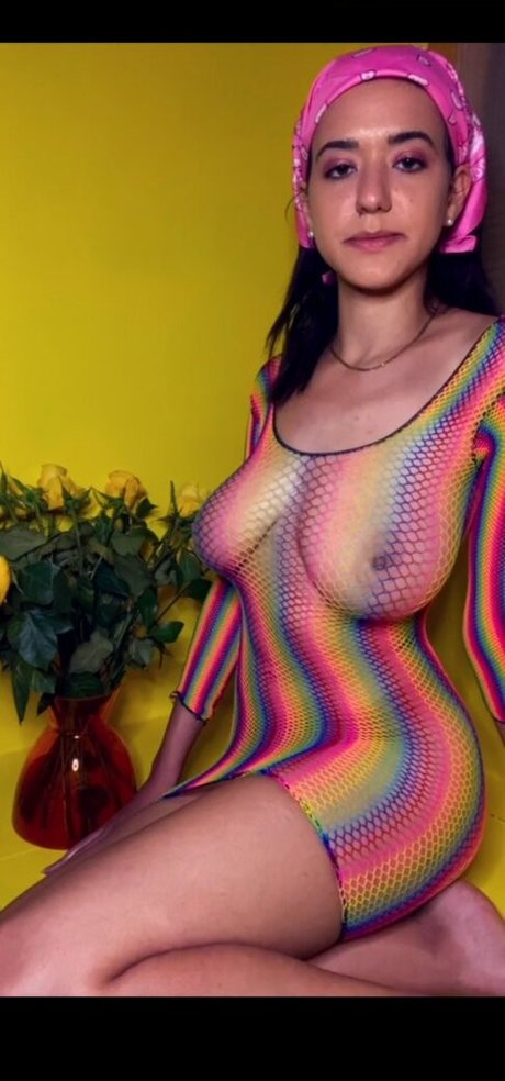 Elizabeth Danu modèle porno des photos