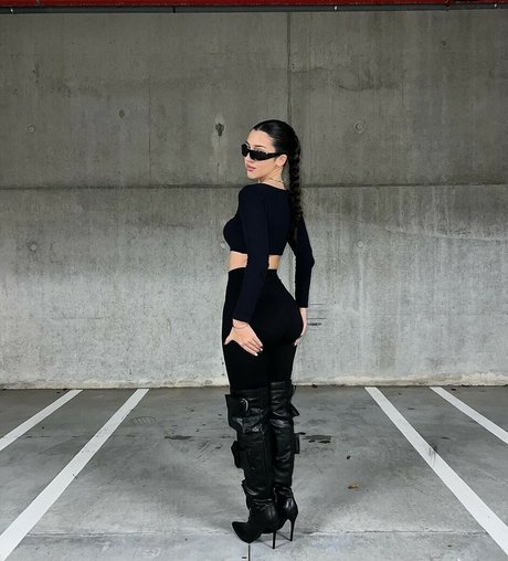 Alya ferrari modèle sympa photos