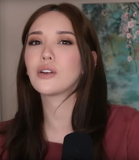 Lauren Chen modèle nu des photos