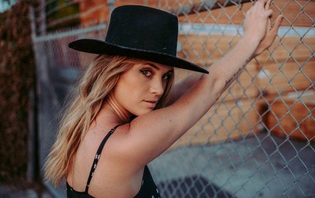 Sophia Scott modèle chaud des photos