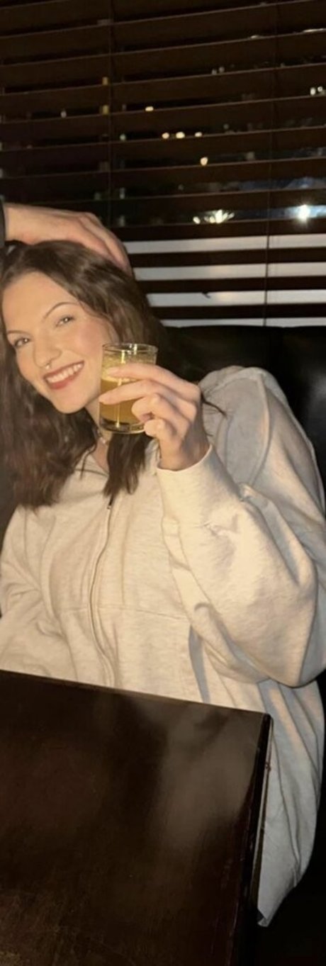 Rhiannon Jena star du porno gratuit image