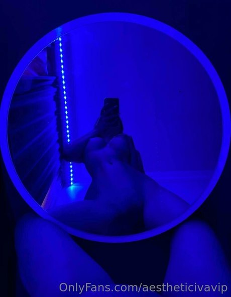 Babydoll Iva actrice sexy photo