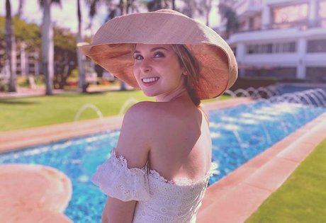 Kirsten Prout star pornographique photos