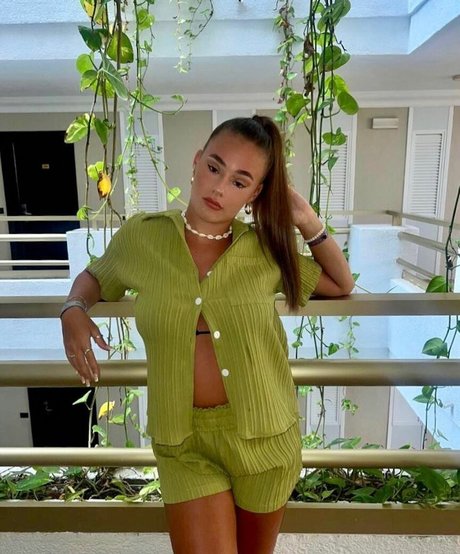 vieille milf onlyfans art haute définition des photos