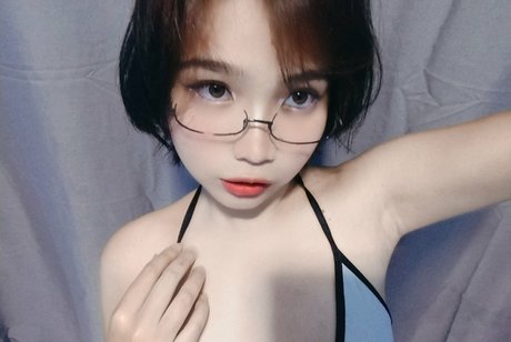 AraNikolaev étoile adulte archive