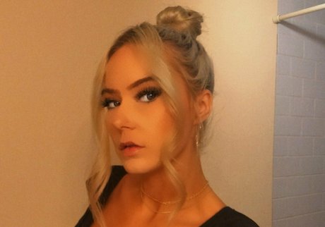 grande blonde onlyfans haut hd photo