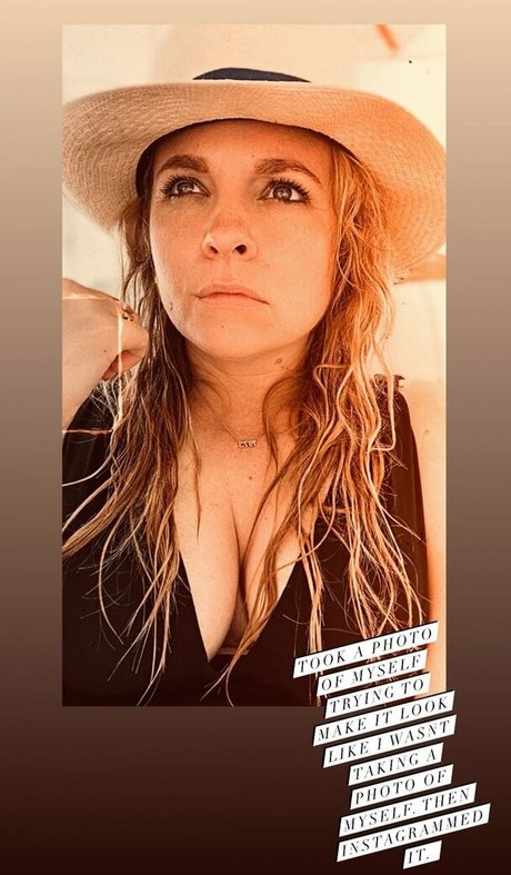 Georgia Moffett belle étoile des photos