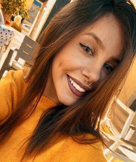 Emuna Zuzut modèle érotique collection