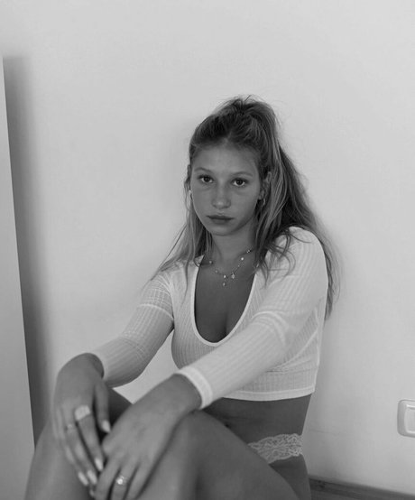 Roni Zouler actrice de grande qualité images