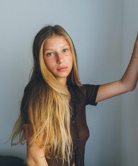 Roni Zouler modèle gratuit img