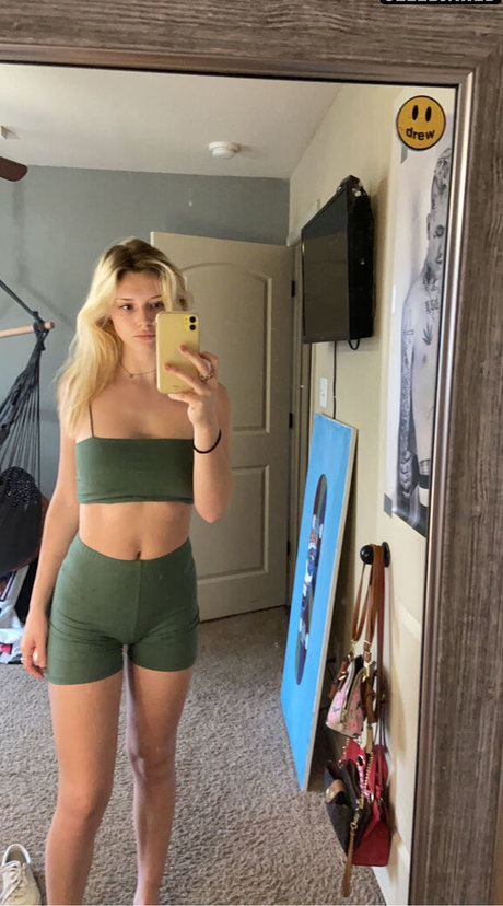 Savannah Colver étoile nue collection