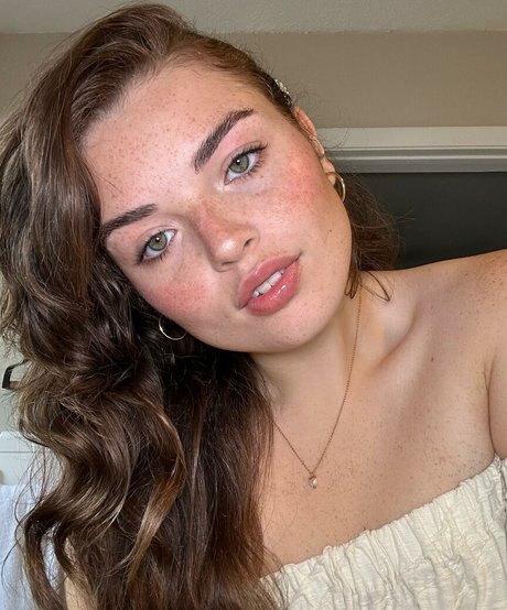 Alondra Larson modèle nu collection