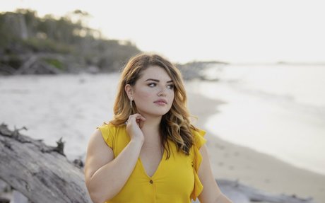 Alondra Larson modèle nu galerie