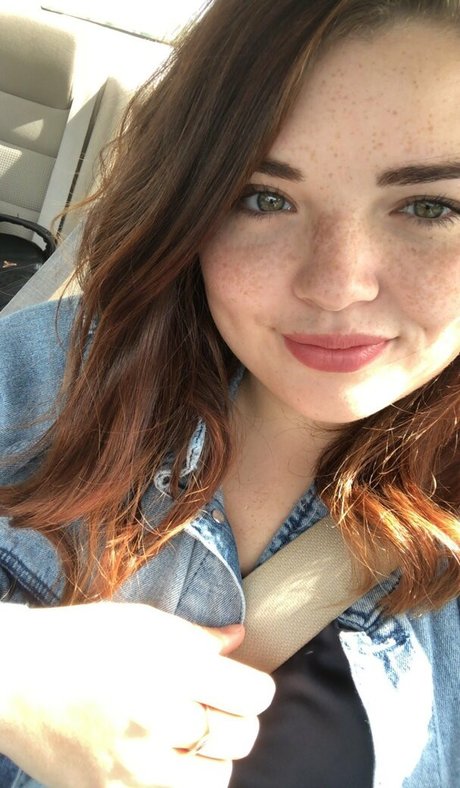 Alondra Larson étoile adulte photos