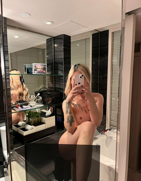 Sarina Song modèle gratuit image